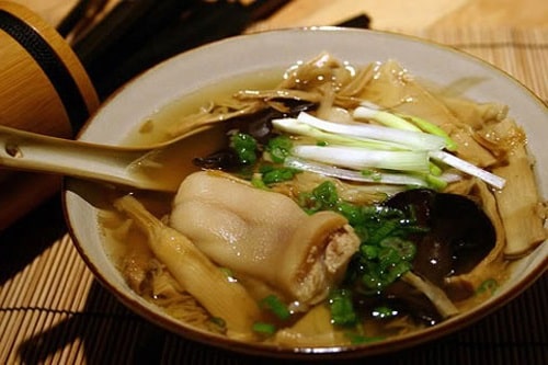 Hết cơm với món móng giò hầm măng khô