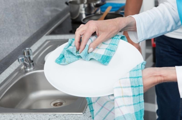Rủi ro khi làm khô bát đĩa theo cách truyền thống